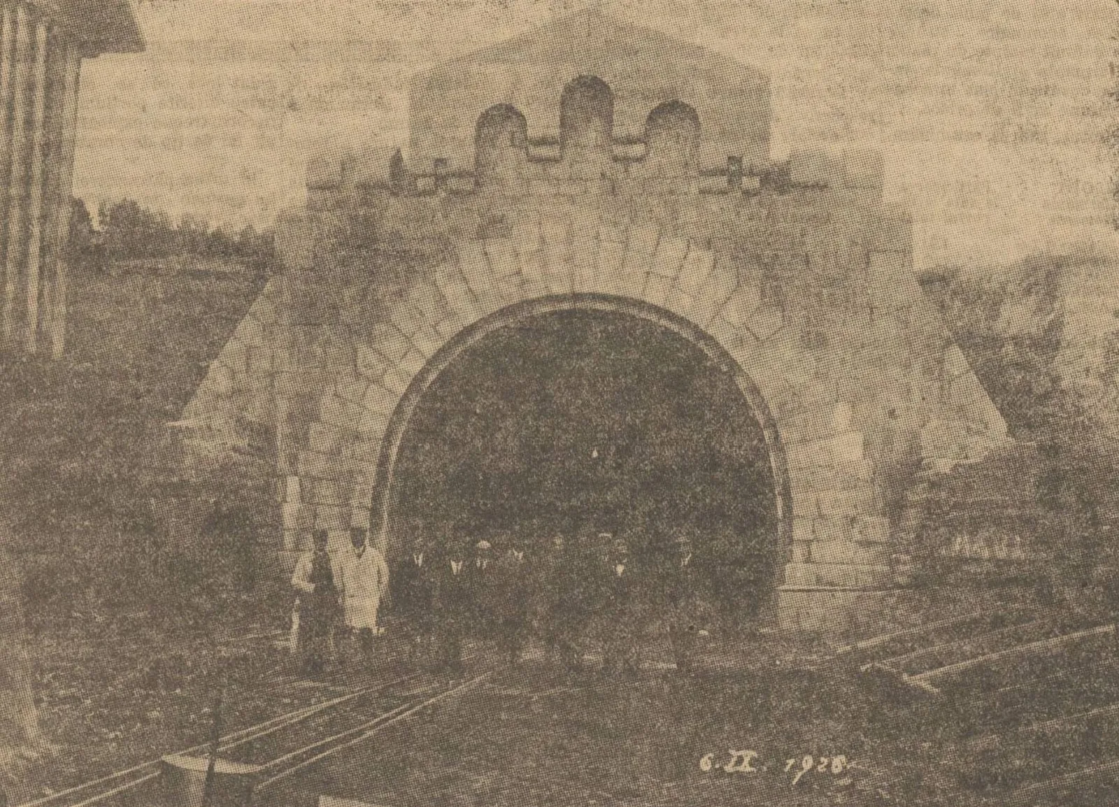 Portalul tunelului Teliu într-o fotografie din 1926