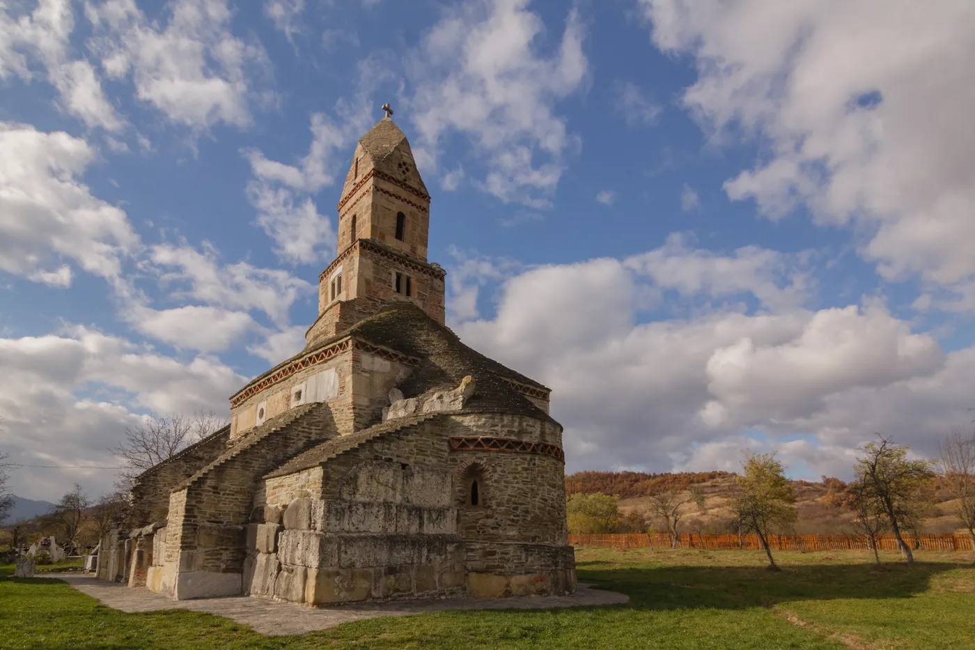 The Densuș church, with Roman pieces in its walls