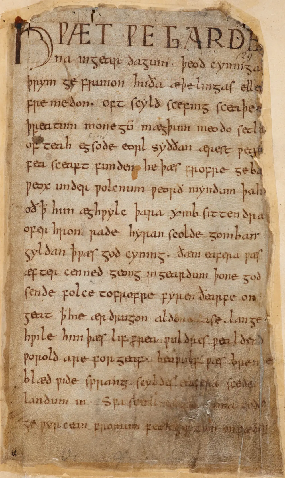 Prima filă a poemului Beowulf, în Cotton MS Vitellius A.xv. Marginile drepte, cele carbonizate în incendiul din 1731, au continuat să se fărâme zeci de ani.