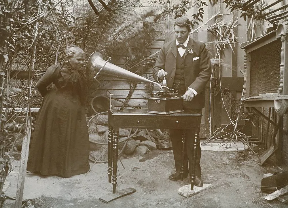 Horace Watson înregistrează cântecele lui Fanny Cochrane Smith pe un fonograf Edison, în 1903. Sunt singurele înregistrări cunoscute ale unui vorbitor fluent al unei limbi aborigene din Tasmania.