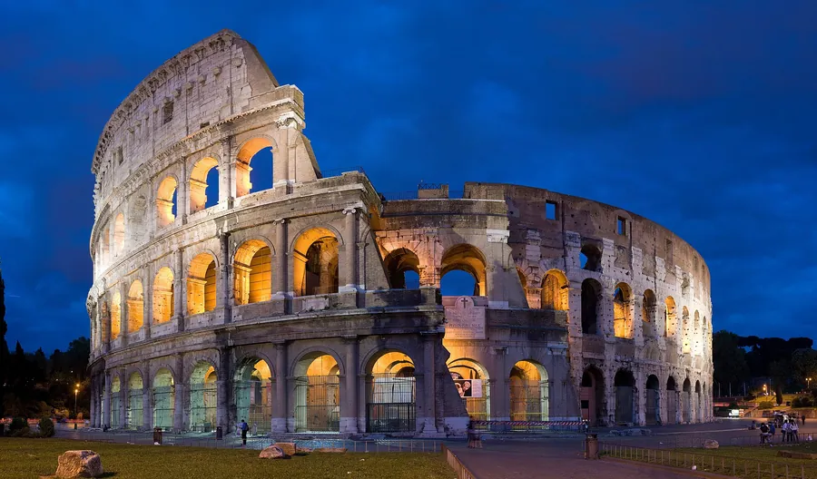 The Colosseum, Rome: the land called Włochy and Olaszország from outside.