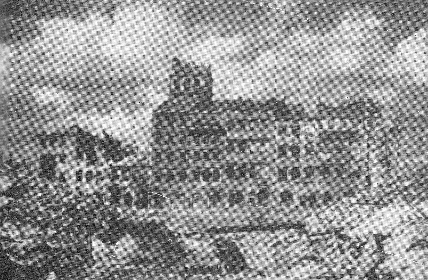 A 1945 photograph of Dekert’s Side of Warsaw’s Old Town Market Square, by M. Chrząszczowa.