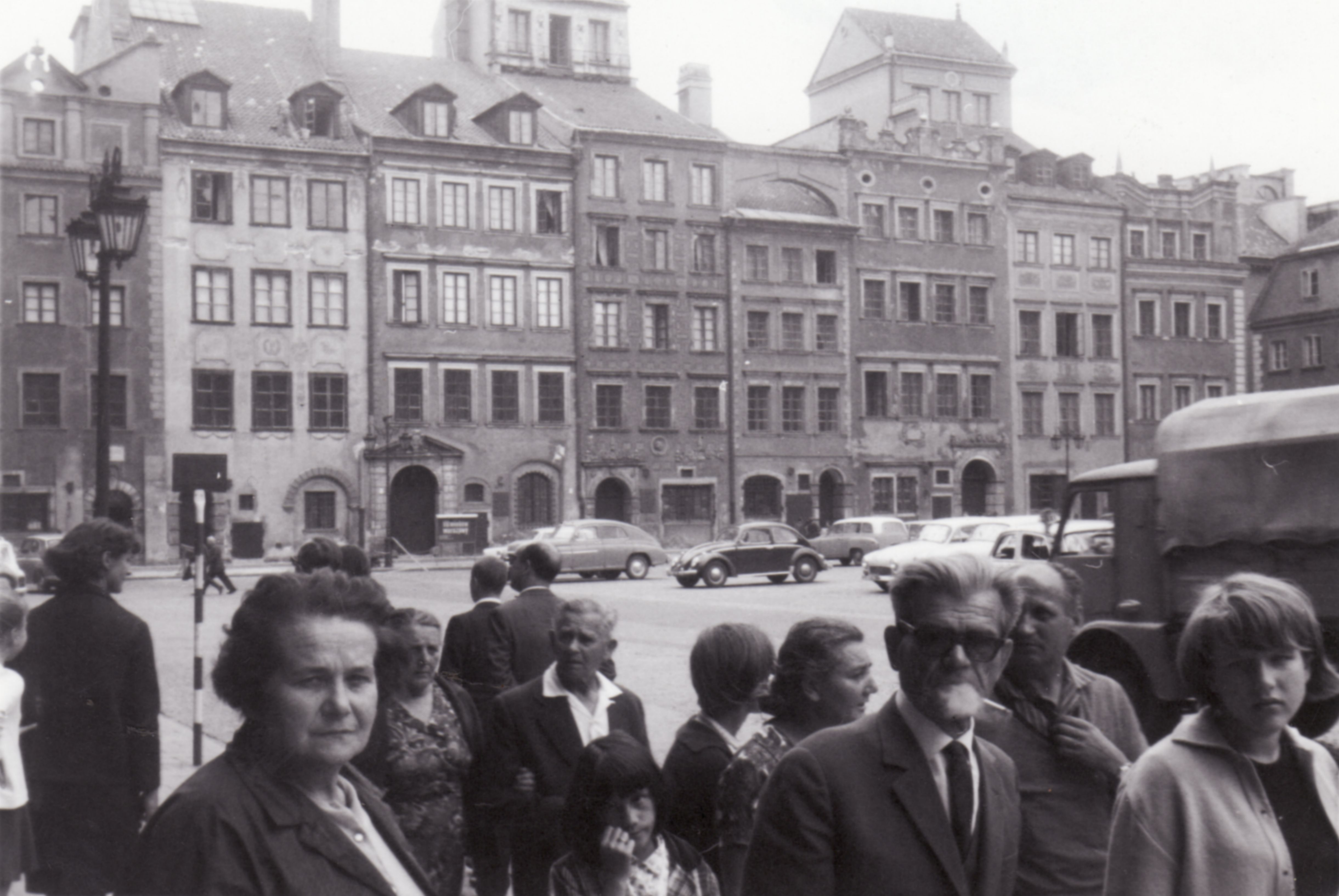 A photograph by Benon Tuszyński, catalogued on Commons as 1950–1960, showing the rebuilt Old Town Market Square.