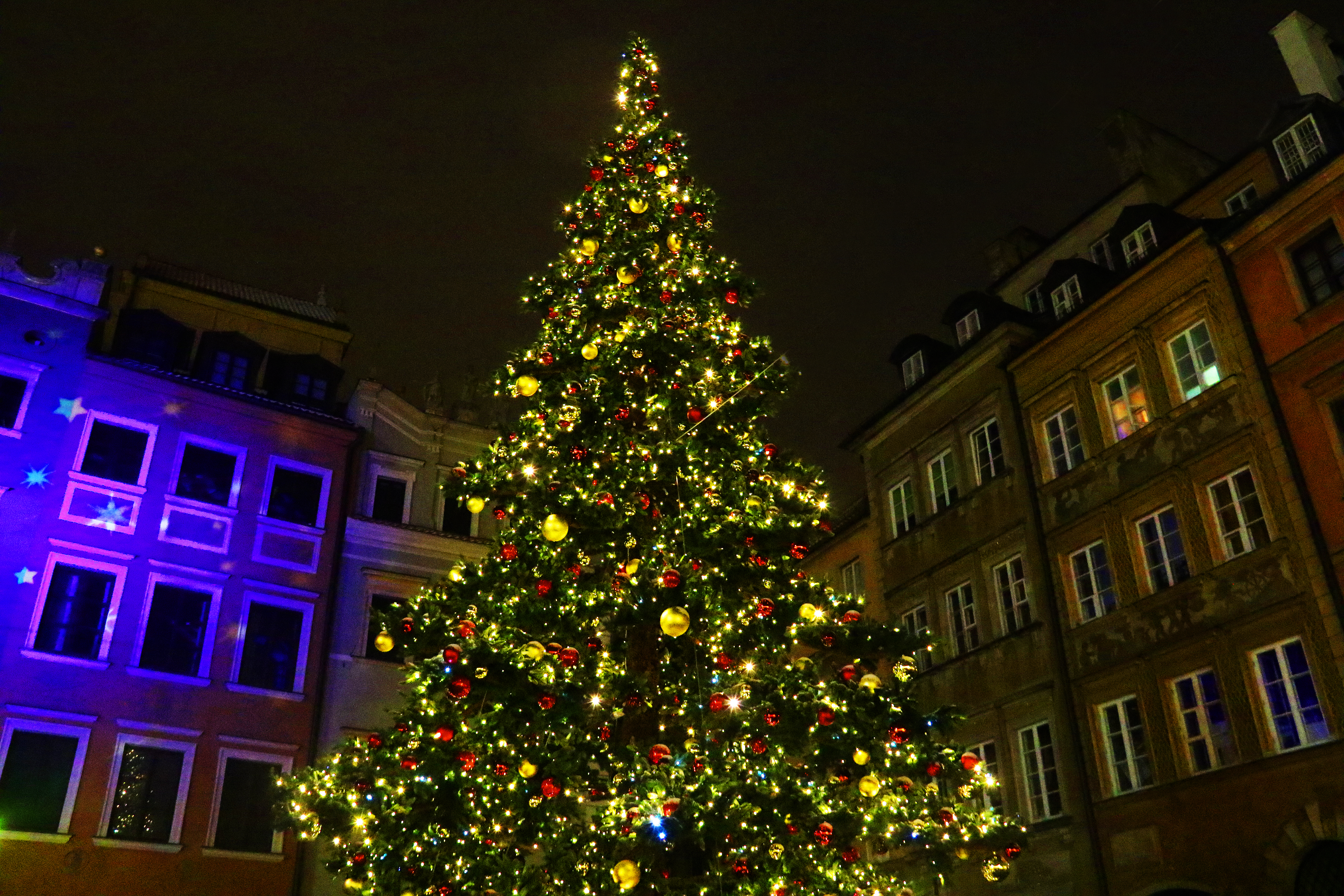A contemporary photograph of Warsaw’s Old Town, by AnnaBanasiak, 6 January 2022.