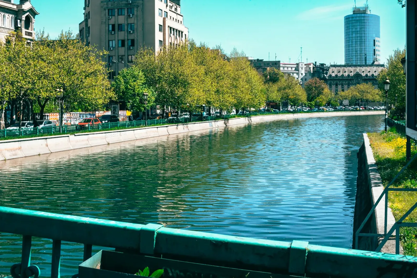 The Dâmbovița today, between concrete banks