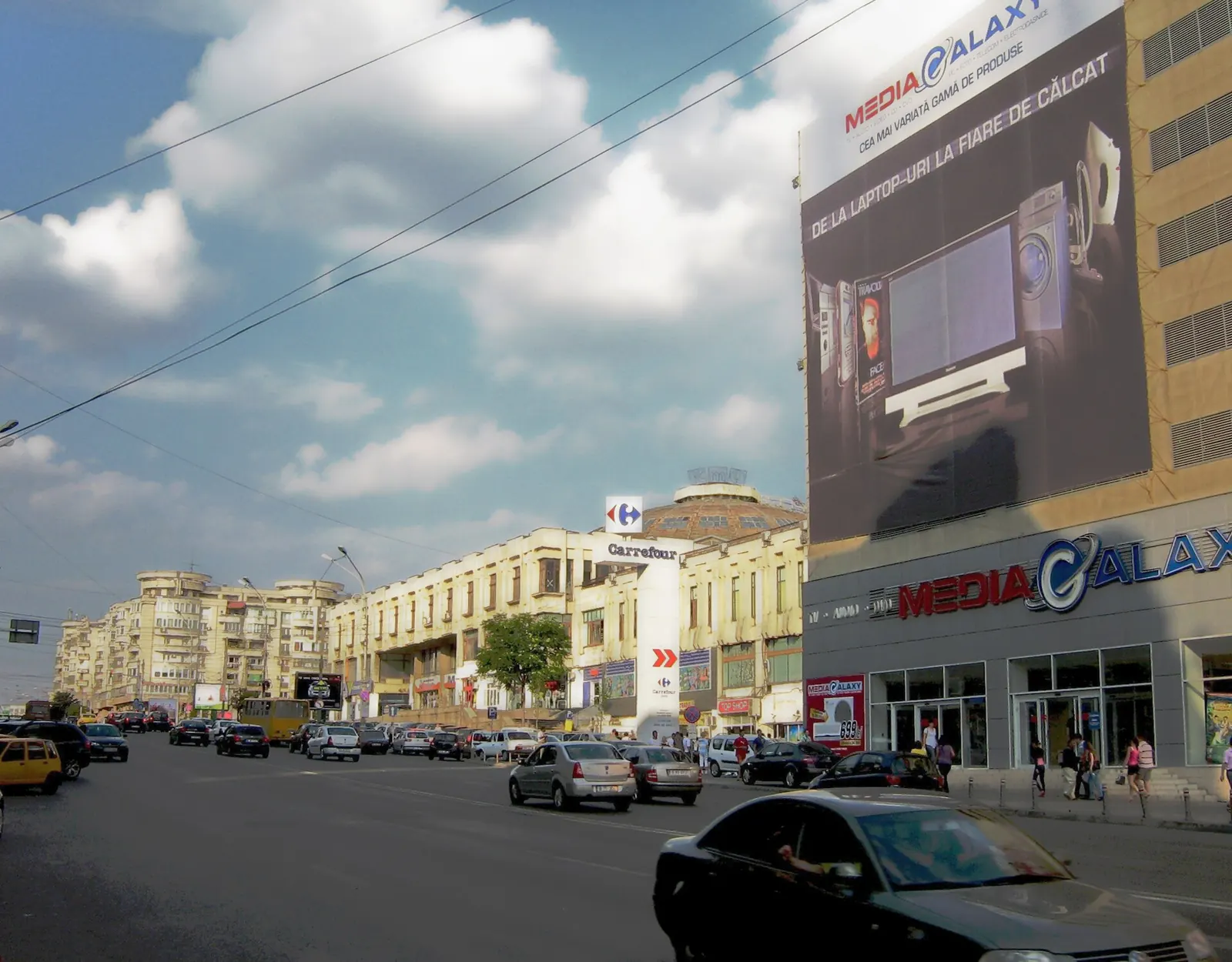 Hala Unirii in 2008, its dome behind the façade and a Carrefour on the ground floor