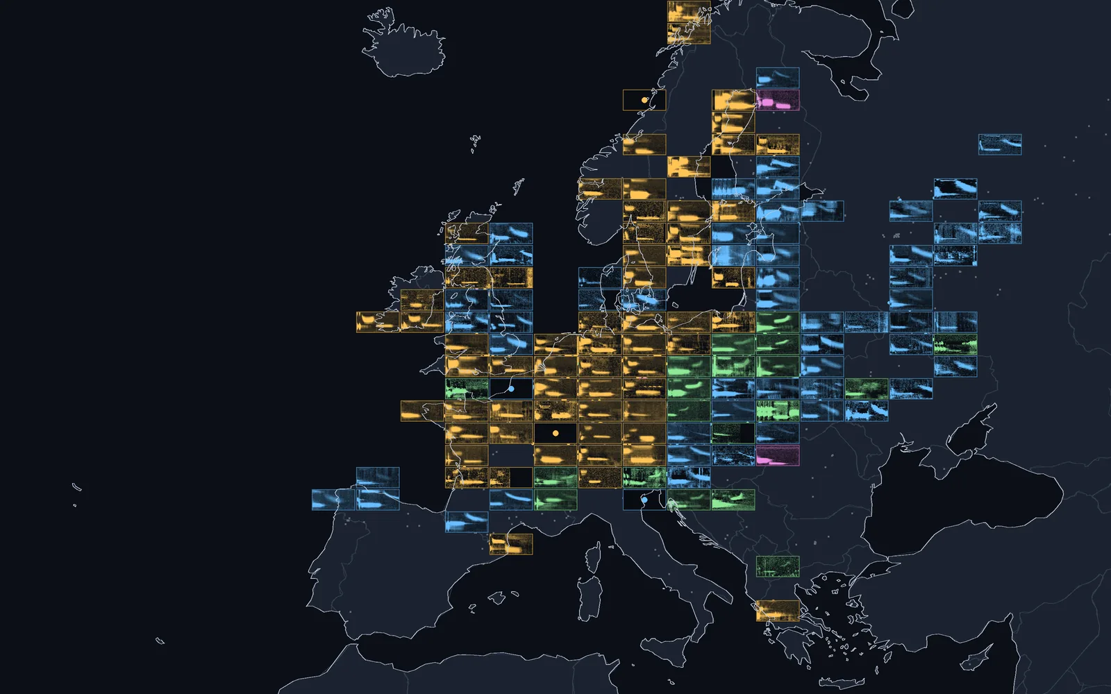 Harta Europei cu 1.178 de înregistrări de presură galbenă clasificate; acolo unde licența permite, un dreptunghi arată spectrograma finalului de cântec al unei păsări, colorată după tip; celelalte sunt puncte.
